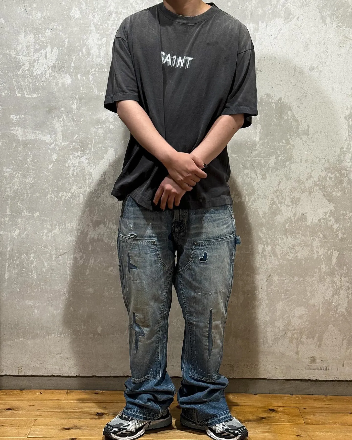SAINT Mxxxxxx SEVEN DEADLY SS TEE/BLK Phantom SAINT Seven Deadly Sins Printed TEE Washed Black S-XL Look for cylindrical fabrics with no side seams. Don’t buy open width fabrics anymore. It’s boring. Assute garments are dyed. The whole piece is sprayed with Ma Liu. Then spray the heavy parts to fade. The collar and cuffs are frayed. Many hangings are frayed. Accessories are complete. Customized original consistent main mark/wash mark/little angel anti-counterfeiting mark.